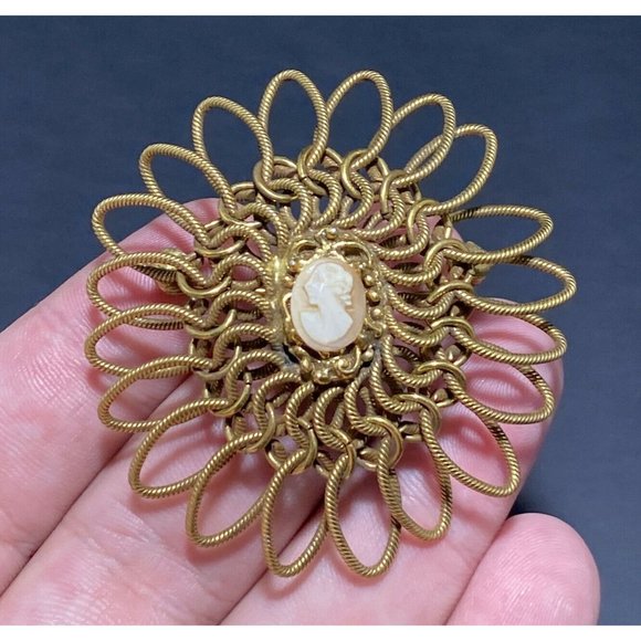 Vintage Shell Woman Cameo Brooch Pin Round Gold Tone Intricate